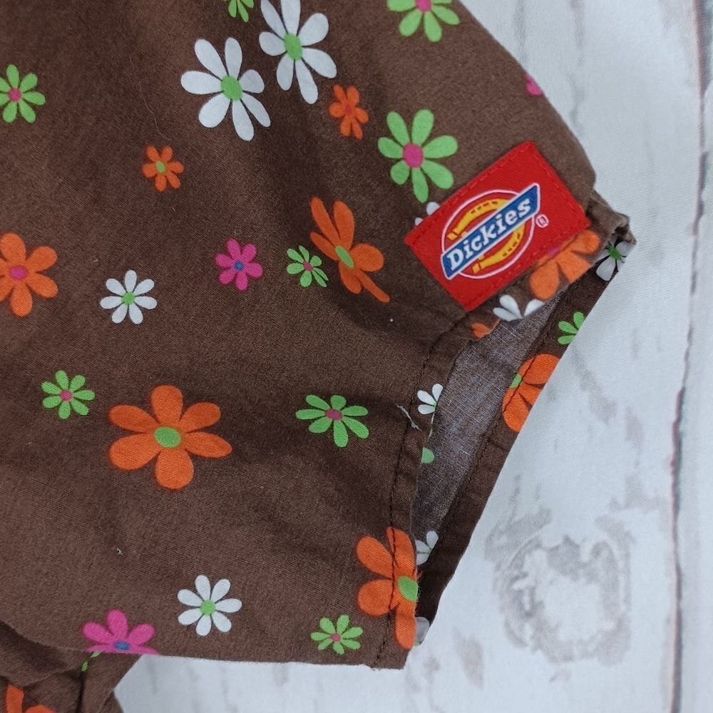 ‼️5/$25‼️ Dickies Womens Brown Floral Scrub Top Hearts Flowers - Picture 3 of 6
